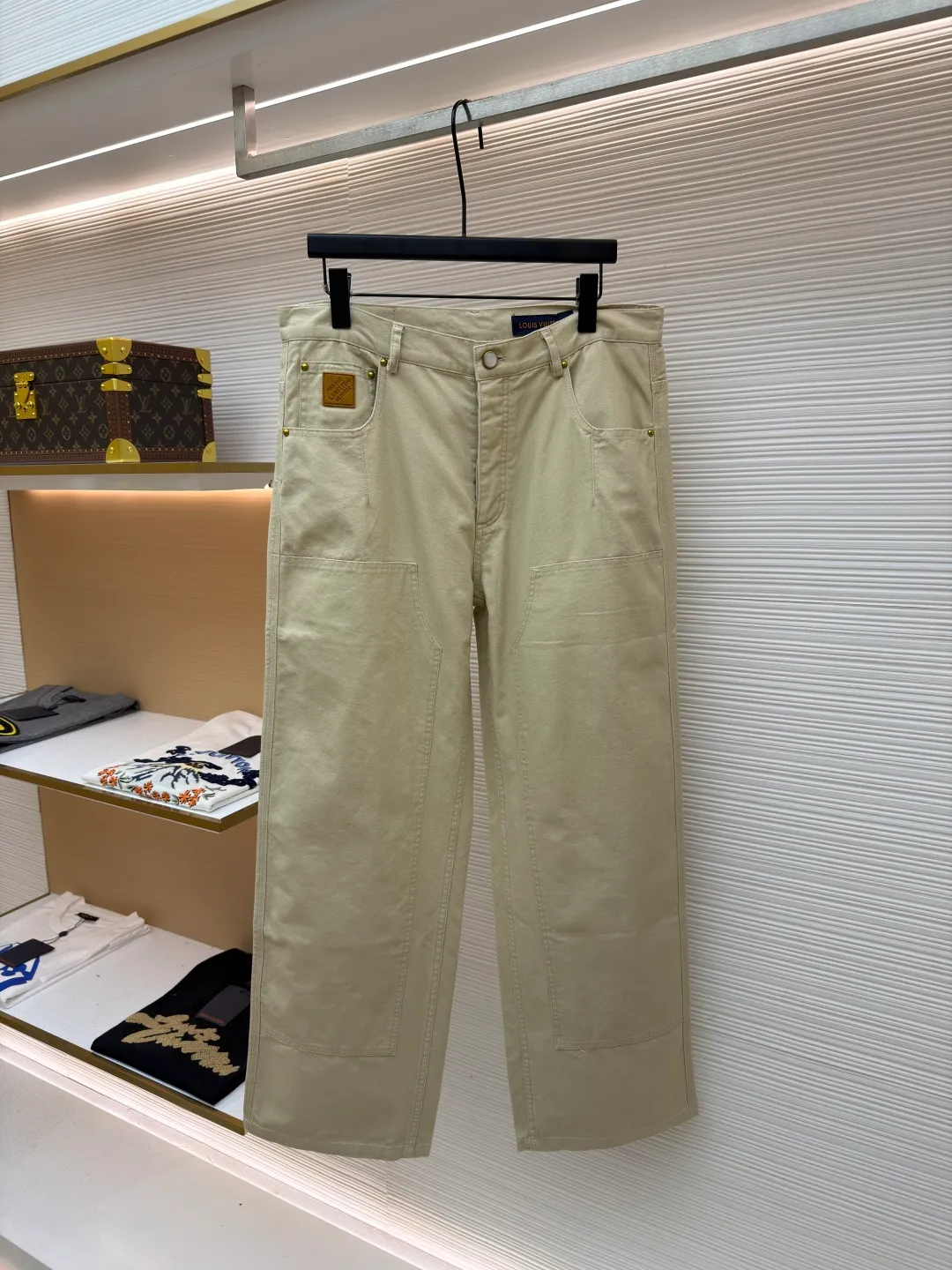 LOUIS VUITTON straight side pocket denim overalls ●Original version: Purchased and developed for 12999 ●Item number: 1681702-B05 ●Material: Pearl spun washed cotton fabric ●Technology: Overlocked production ●Color: Khaki ●Version: Fitted version ●Weight: about 700 grams ●Size: 46-48-50-52 ●Description: These Louis Vuitton straight side pocket overalls use garment washing technology to give the fabric a unique texture and retro charm. Customized leather labels highlight the brand's style and add luxurious details to the overall design. In terms of technology, high-quality cotton blended fabric is used and processed through multiple processes, which not only maintains the stiffness of the fabric, but also improves comfort and breathability. The trousers are carefully tailored, with a classic button design at the waist. The three-dimensional pockets on both sides are combined with a straight fit, which not only retains the practical function of overalls, but also shows a fashionable and casual style. The garment washing process gives the pants a natural distressed effect. Each pair of pants has a slightly different color and texture, giving it a unique personality. The customized leather label is the finishing touch. The exquisite embossing and delicate stitching reflect the brand's ultimate pursuit of details. Hand washing is recommended to maintain the texture and color of the fabric and avoid excessive wear. Due to different measurement methods, the error of 1-3 cm is within the normal range, ensuring comfort and fit. The overall wiring is straight and delicate, the fabric is comfortable and soft, and the color is consistent without color difference. It can be matched with the same style to create a fashionable look and control various occasions. Customized accessories, complete with three standards, same style for men and women!